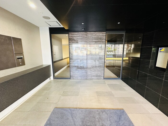 物件外観写真2　(エントランス部分)