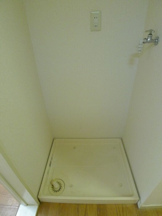 物件内観写真8　(洗濯機置場)