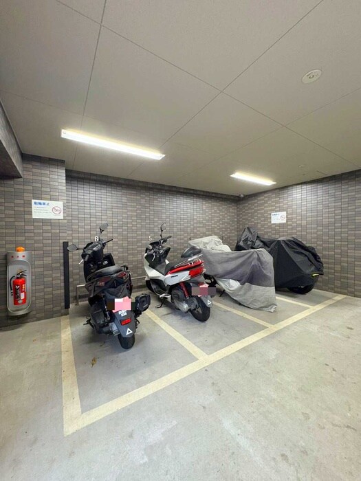 物件外観写真5　(バイク置き場)