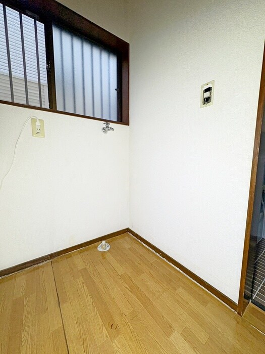 物件内観写真16　(洗濯機置場)