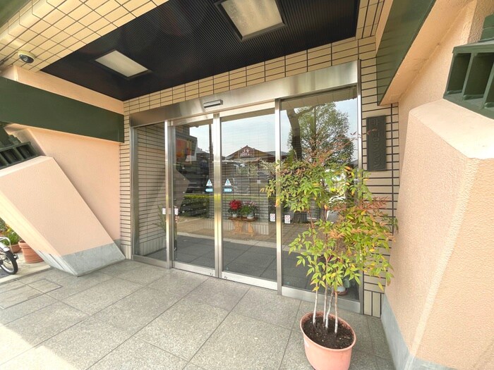 物件外観写真5　(エントランス部分)
