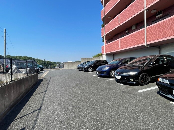 物件外観写真3　(駐車場)