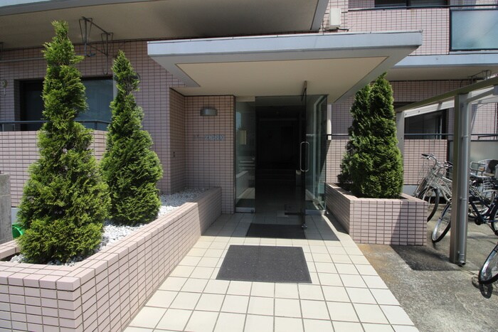 物件外観写真2　(エントランス部分)
