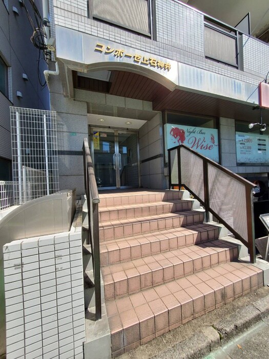 物件外観写真2　(エントランス部分)