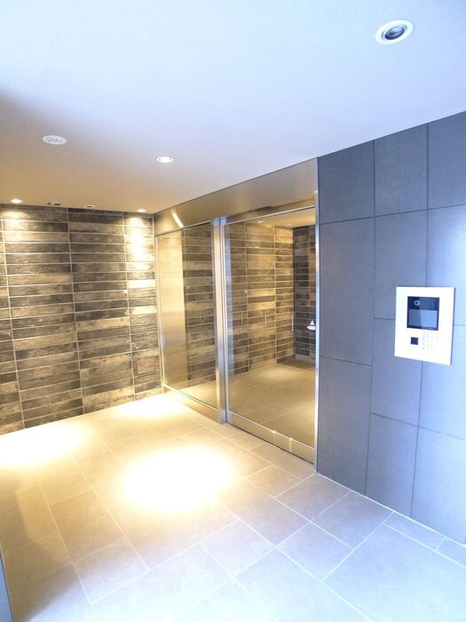 物件外観写真4　(エントランス部分)