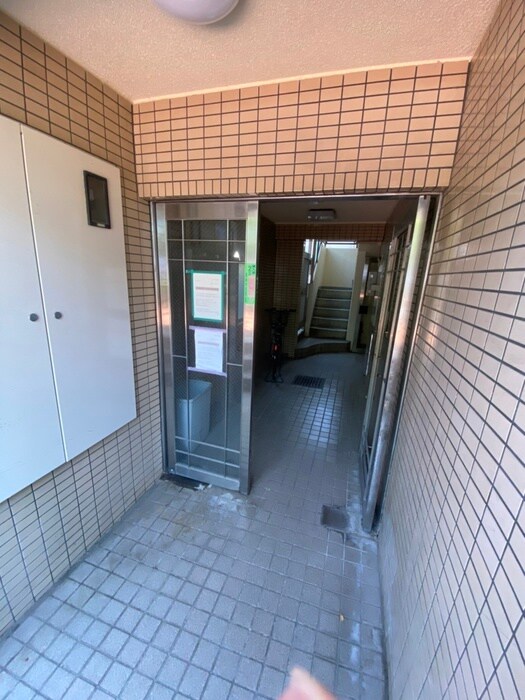 物件外観写真4　(エントランス部分)