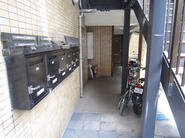 物件外観写真3　(エントランス部分)