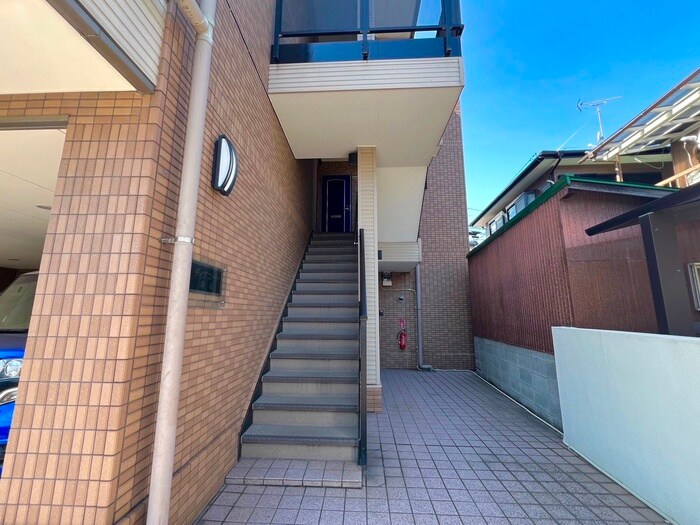 物件外観写真3　(エントランス部分)