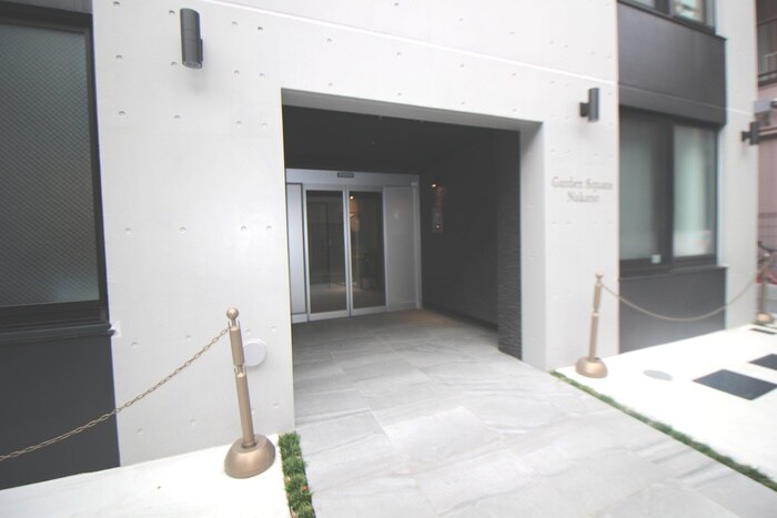 物件外観写真2　(エントランス部分)