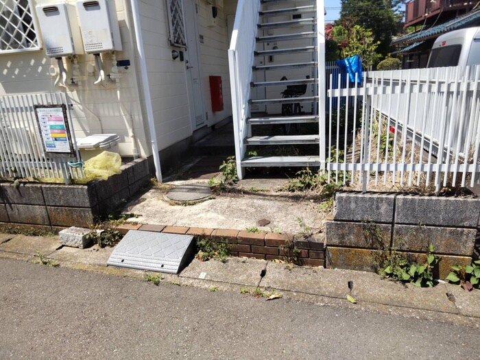 物件外観写真3　(エントランス部分)