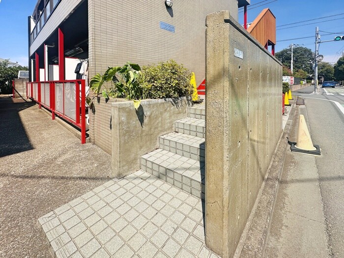 物件外観写真3　(エントランス部分)