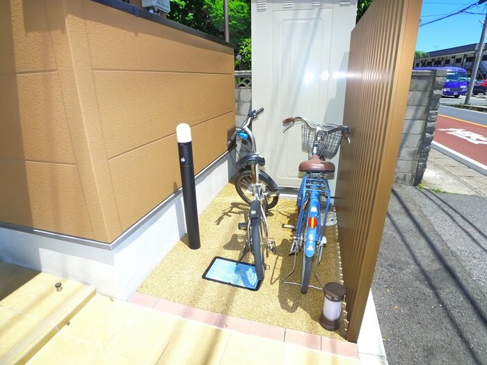 物件外観写真4　(駐輪場)
