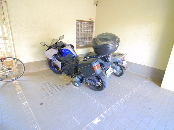 物件外観写真3　(バイク置き場)