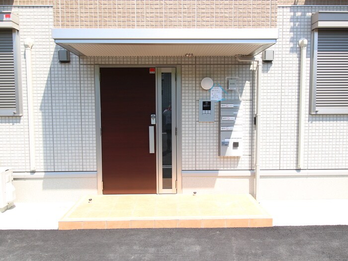 物件外観写真2　(エントランス部分)
