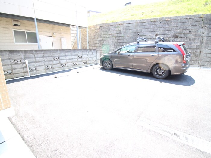 物件外観写真6　(駐車場)