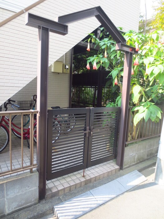 物件外観写真4　(エントランス部分)