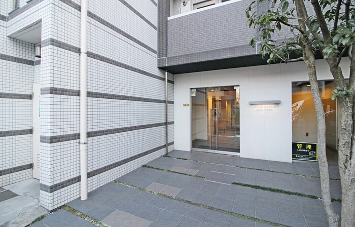 物件外観写真2　(エントランス部分)