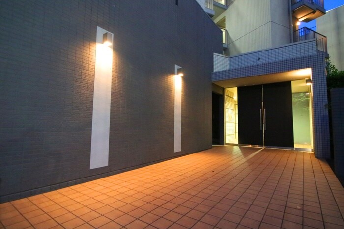 物件外観写真4　(エントランス部分)