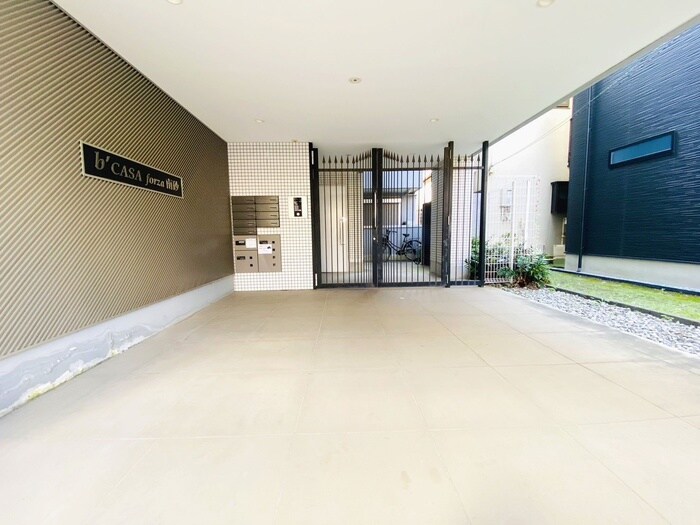 物件外観写真3　(エントランス部分)