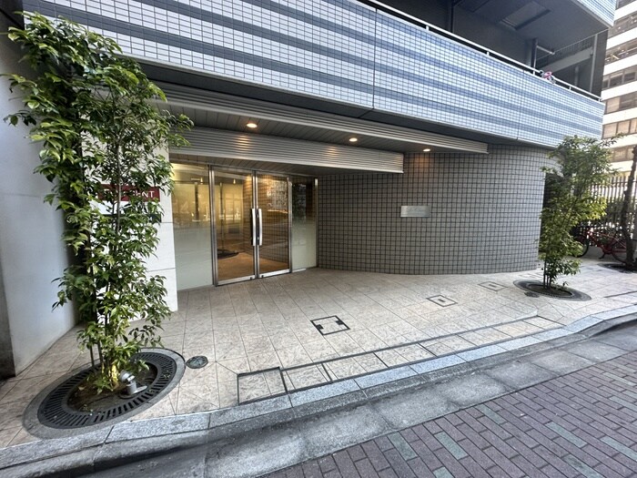 物件外観写真2　(エントランス部分)