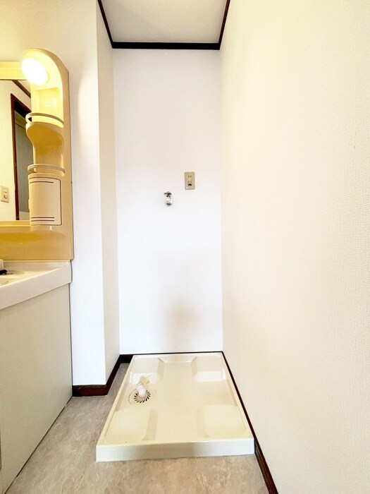 物件内観写真12　(洗濯機置場)