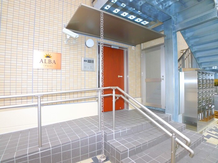 物件外観写真2　(エントランス部分)