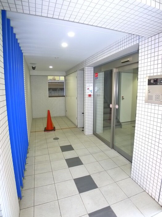 物件外観写真2　(エントランス部分)