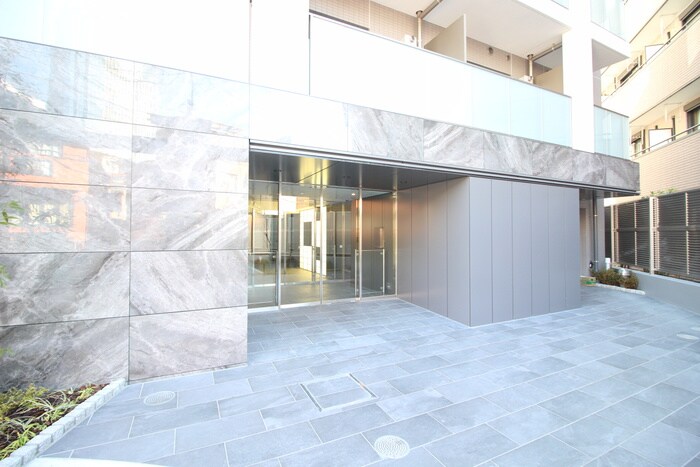 物件外観写真2　(エントランス部分)