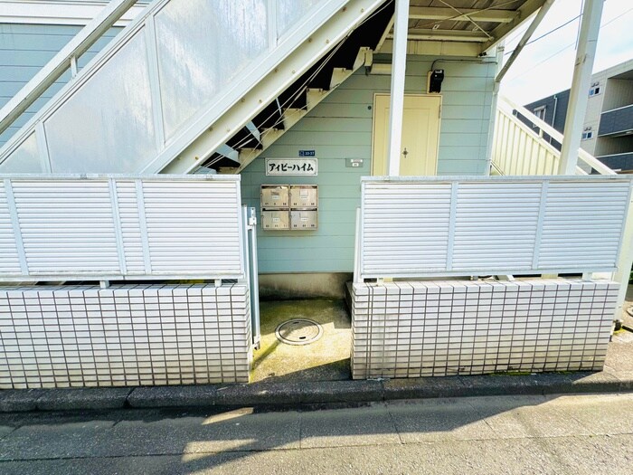 物件外観写真3　(エントランス部分)