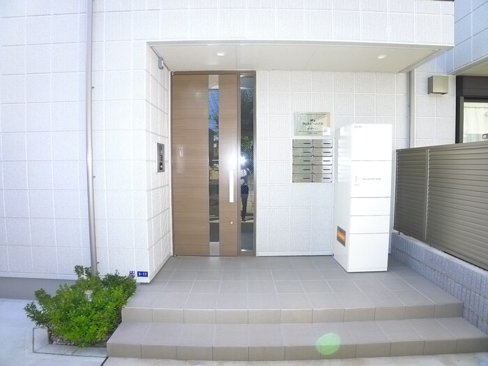 物件外観写真2　(エントランス部分)