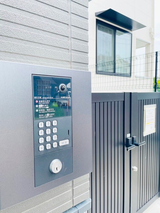 物件外観写真2　(エントランス部分)