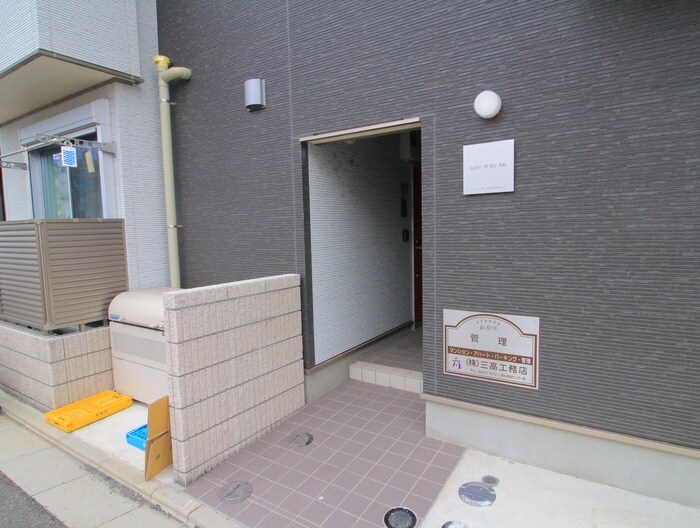 物件外観写真3　(エントランス部分)