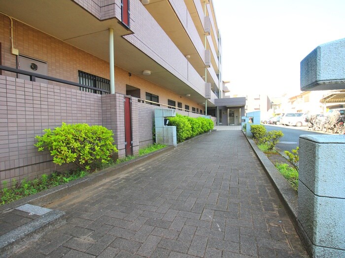 物件外観写真3　(エントランス部分)