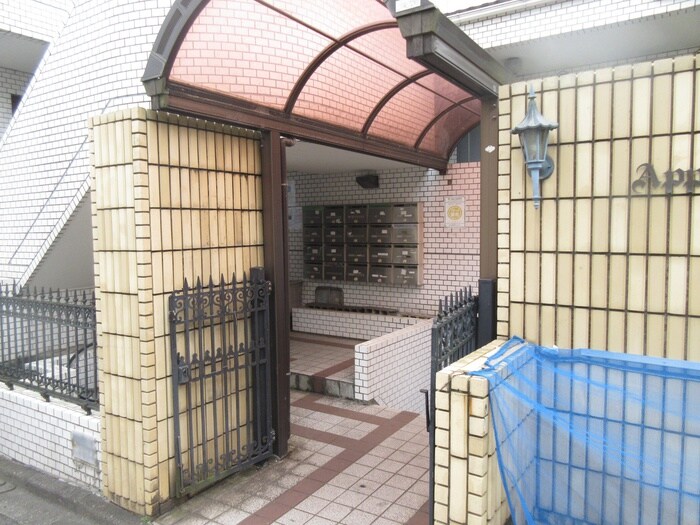 物件外観写真3　(エントランス部分)