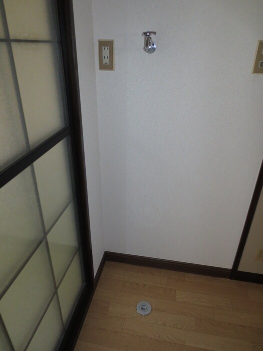 物件内観写真12　(洗濯機置場)