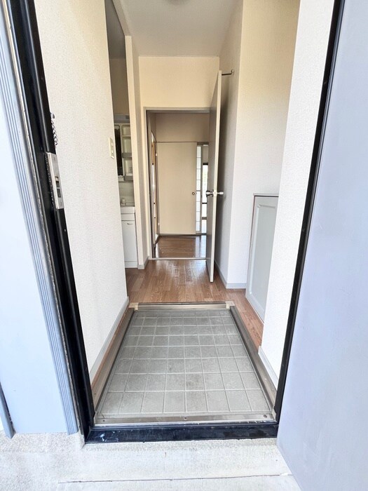 物件内観写真4　(玄関)