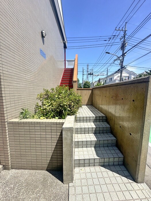 物件外観写真2　(エントランス部分)