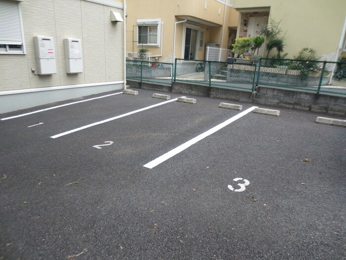 物件外観写真3　(駐車場)