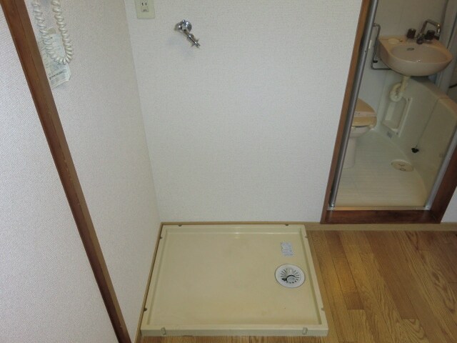 物件内観写真6　(洗濯機置場)