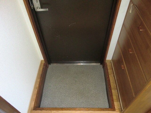 物件内観写真13　(玄関)