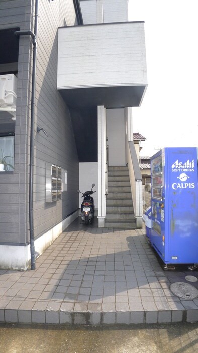 物件外観写真6　(エントランス部分)