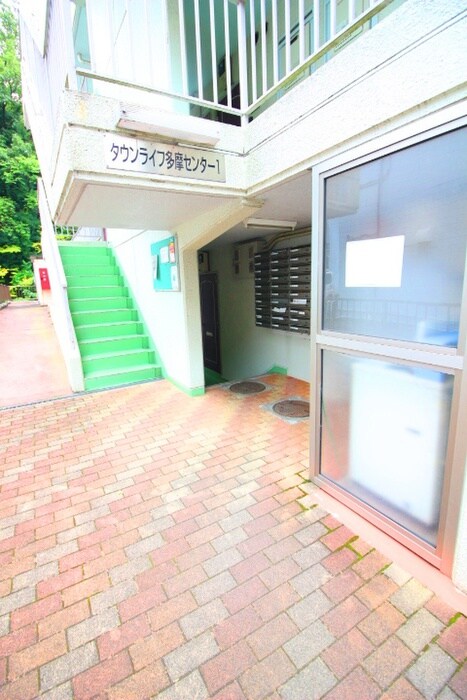 物件外観写真3　(エントランス部分)