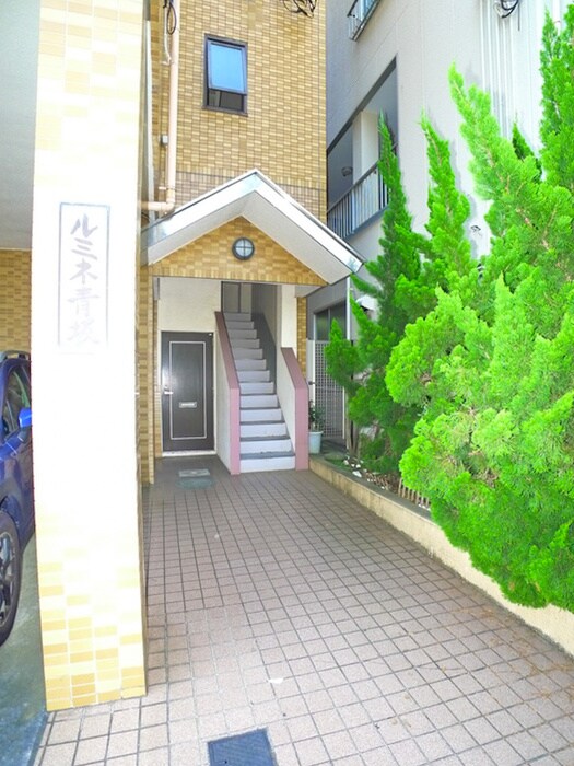 物件外観写真3　(エントランス部分)