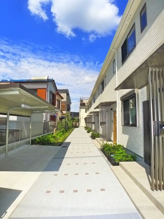 物件外観写真3　(エントランス部分)