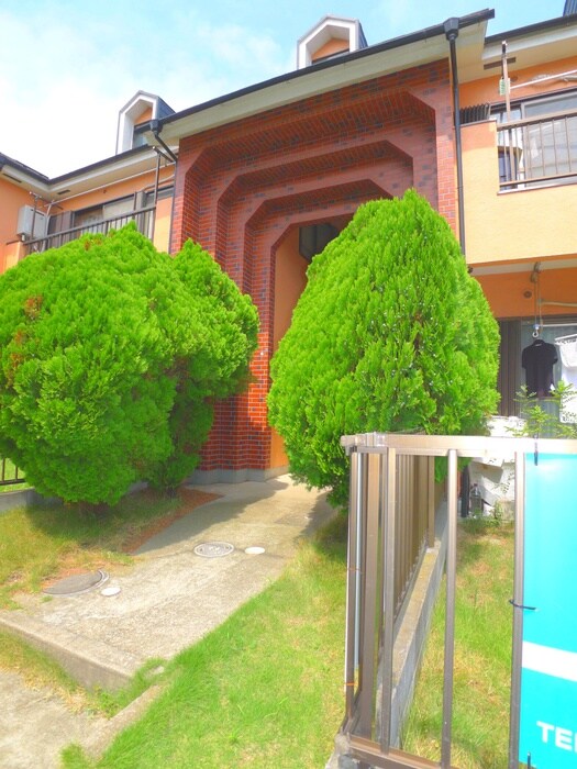 物件外観写真2　(エントランス部分)