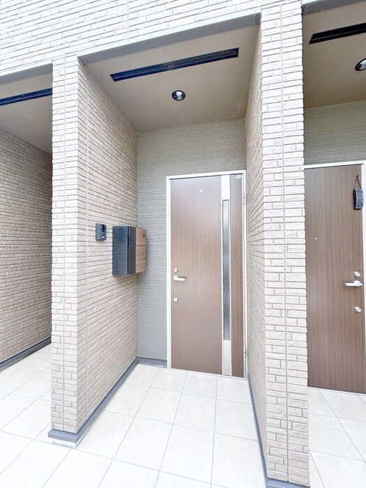 物件外観写真4　(エントランス部分)