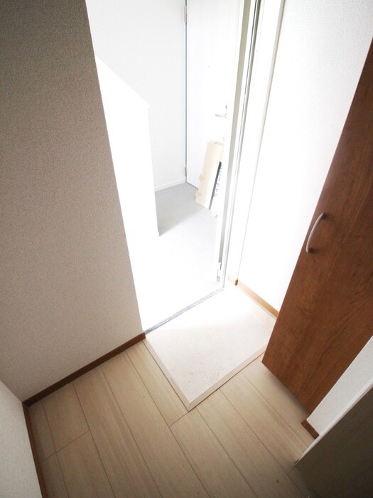 物件内観写真6　(玄関)
