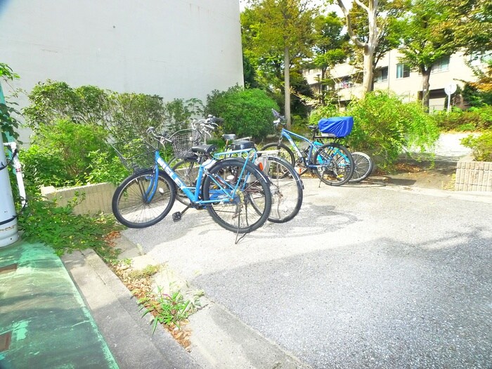 物件外観写真3　(駐輪場)