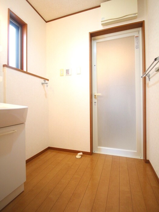 物件内観写真12　(洗濯機置場)