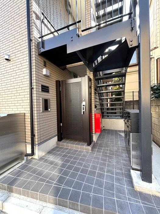 物件外観写真2　(エントランス部分)